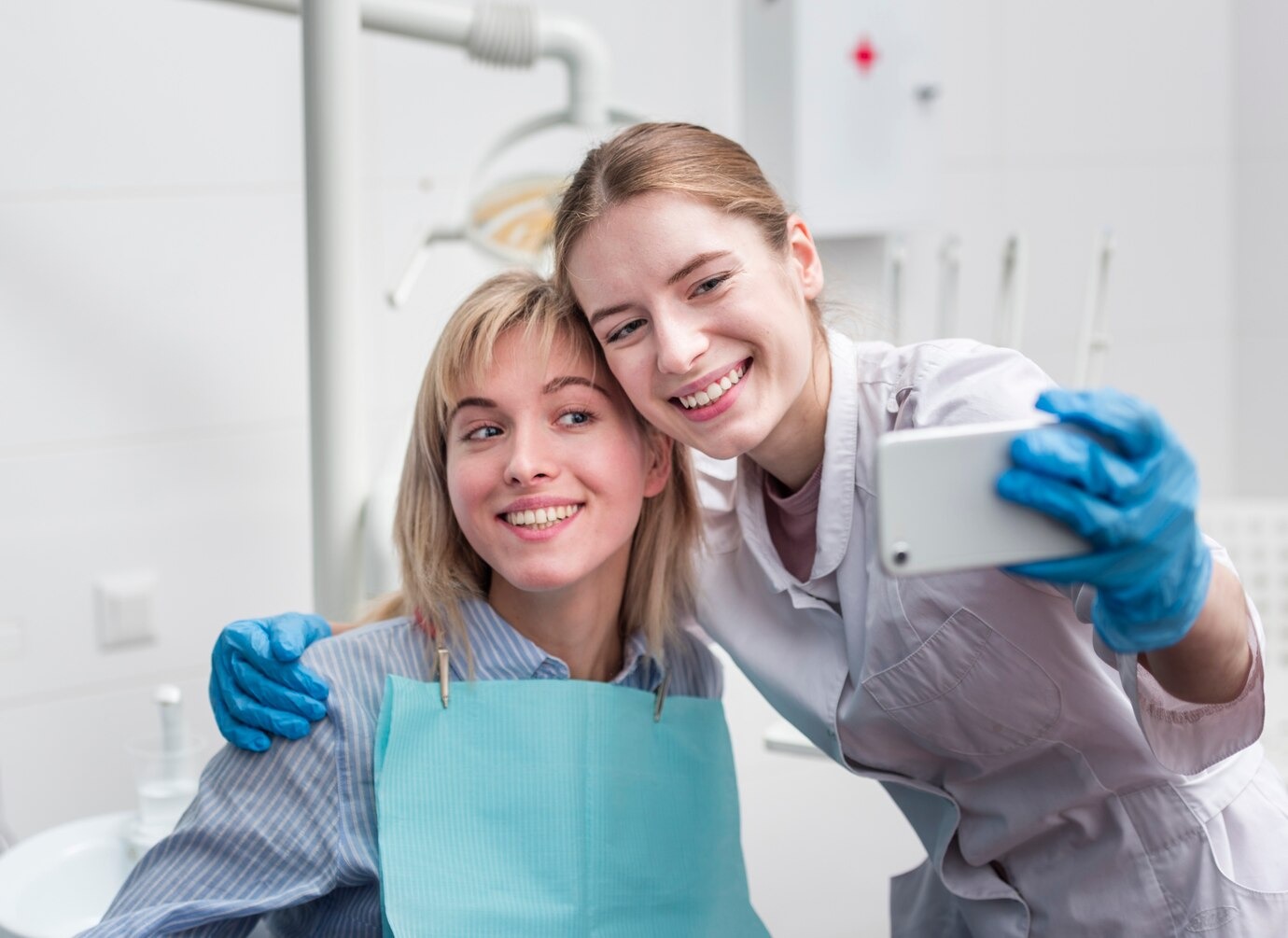 imgi 102 retrato dentista tomando selfie paciente 23 2148396130