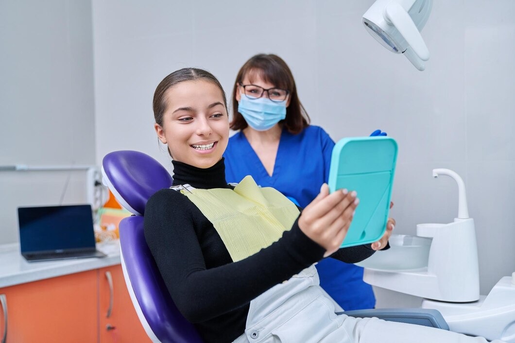 imgi 237 mujer feliz espejo sentada silla dentista mirando dientes sanos 116407 23742